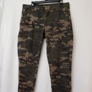 Forever 21 Camo Pants size 26